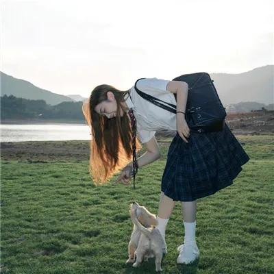 踉跄的女孩